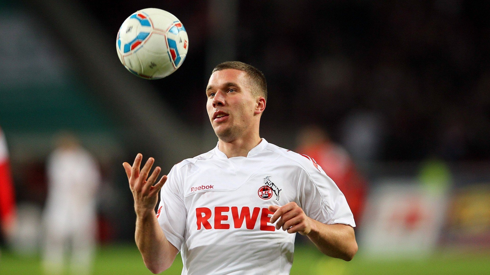 kaiyun网站-德甲激烈争夺：一幕幕令人目不转睛的瞬间，德甲比赛集锦